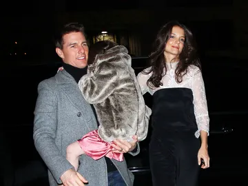 Tom Cruise y Katie Holmes con su hija Suri Cruise Tom Cruise y Katie Holmes con su hija Suri Cruise