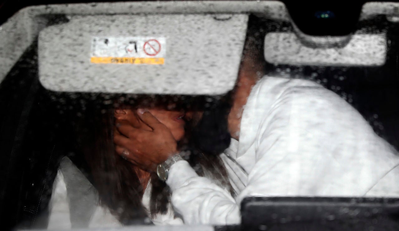 El beso de Isa Pantoja y Asraf Beno tras confirmarse que se casan