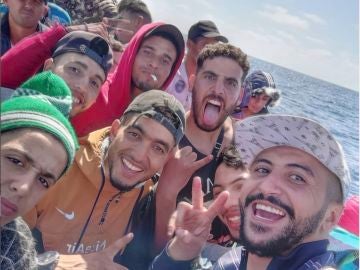 Influencer marroquí retransmite su viaje en patera