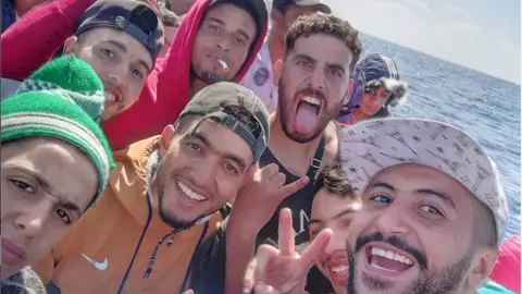 Influencer marroquí retransmite su viaje en patera Inmigración