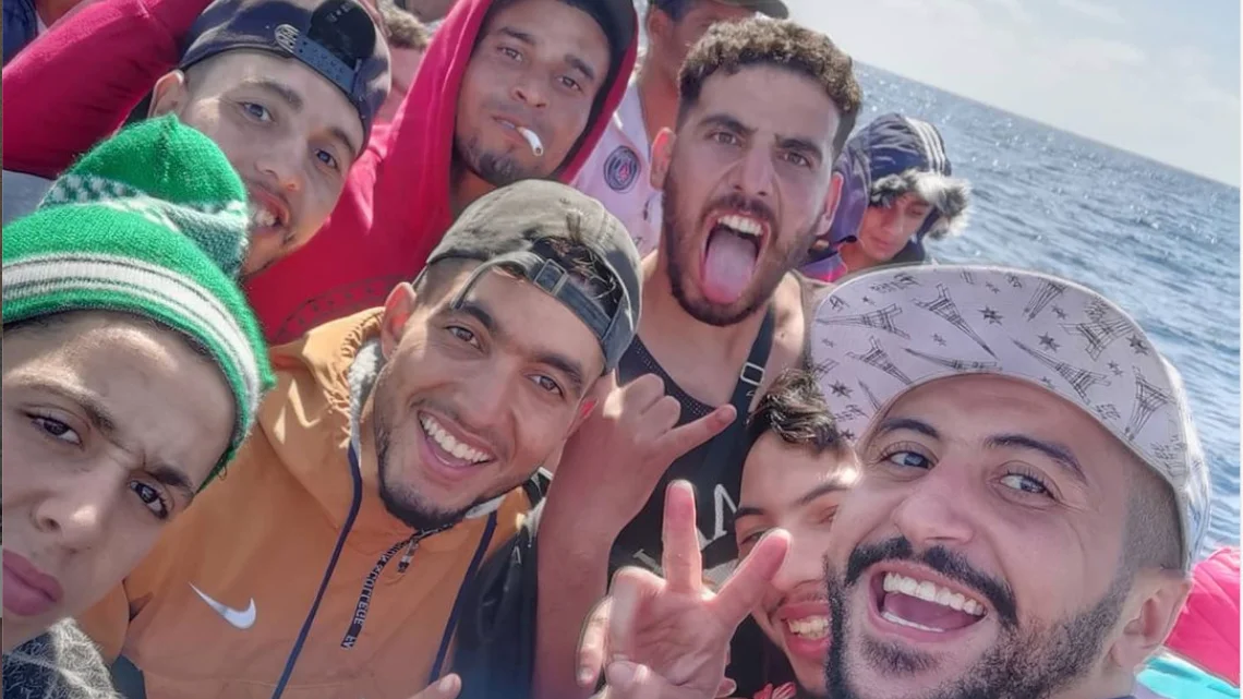 Influencer marroquí retransmite su viaje en patera Inmigración