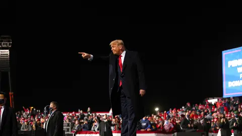 Donald Trump se hunde en las encuestas e intenta salvar su reelección en las presidenciales de Estados Unidos Donald Trump se hunde en las encuestas e intenta salvar su reelección en las presidenciales de Estados Unidos