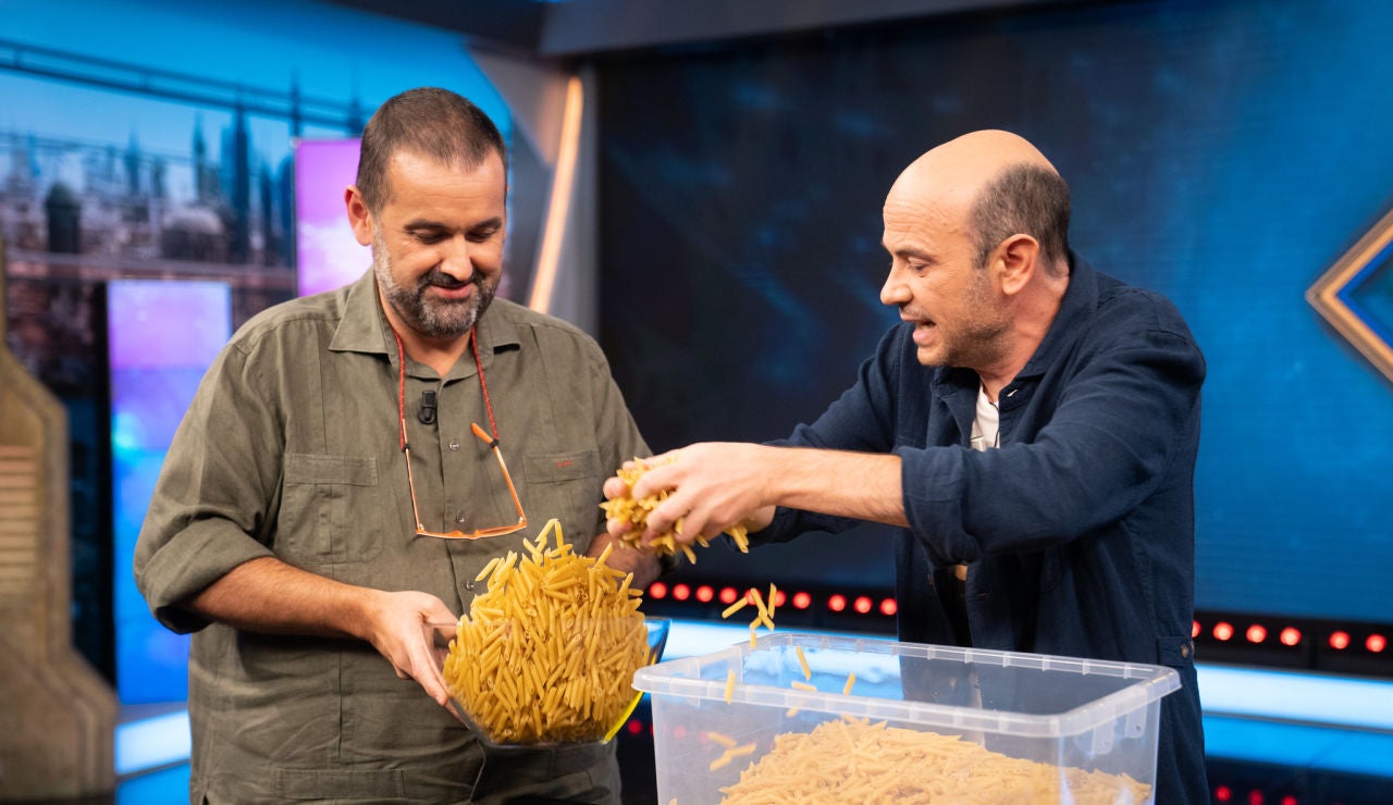 Jandro inventa los macarrones en su tinta mágicos para David de Jorge: "Te lo juro que me desmayo" Jandro inventa los macarrones en su tinta mágicos para David de Jorge: "Te lo juro que me desmayo"