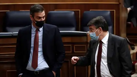 El presidente del Gobierno, Pedro Sánchez y el portavoz del PNV Aitor Esteban, conversan tras la intervención del líder de Vox. El presidente del Gobierno, Pedro Sánchez y el portavoz del PNV Aitor Esteban, conversan tras la intervención del líder de Vox.