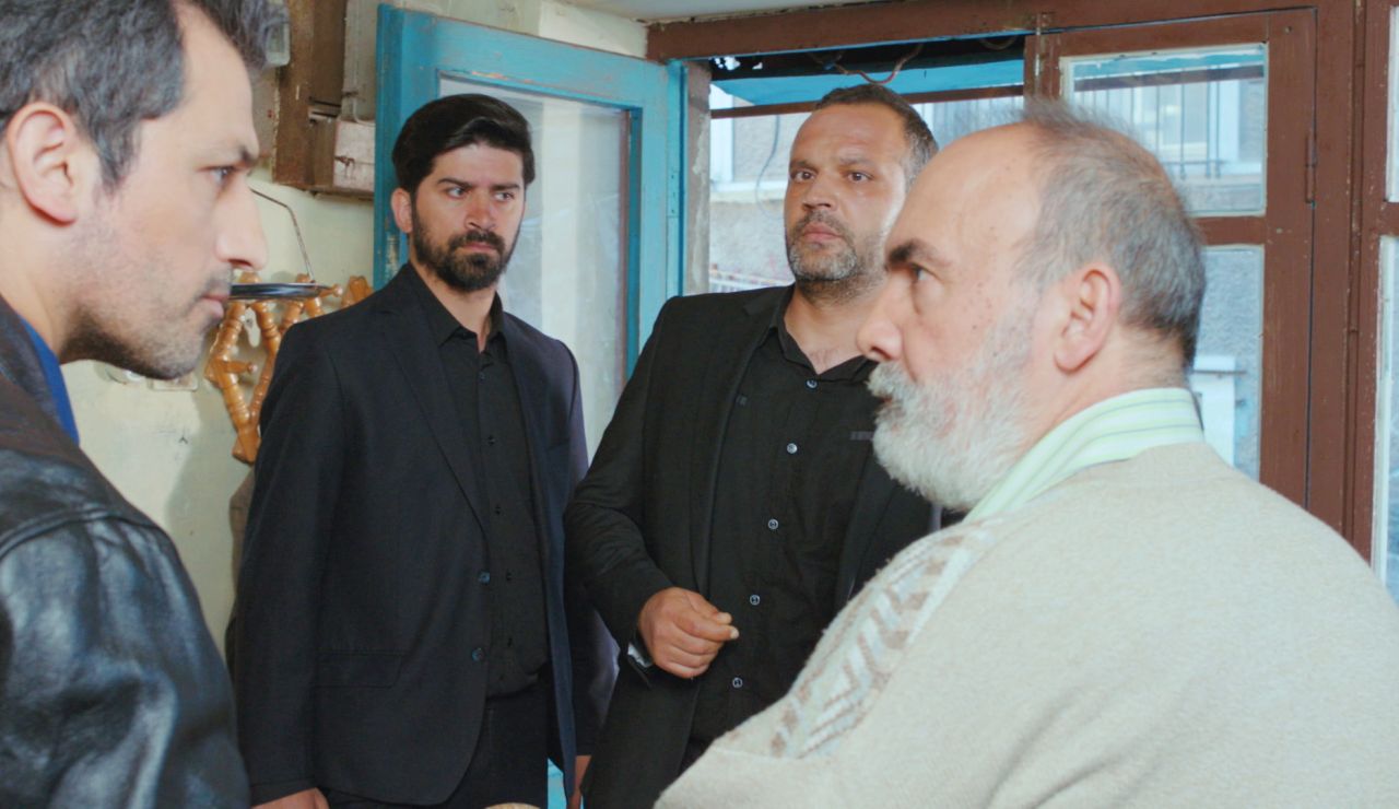 Bahar y sus hijos, a punto de quedarse sin hogar por una apuesta del padre de Arif Bahar y sus hijos, a punto de quedarse sin hogar por una apuesta del padre de Arif