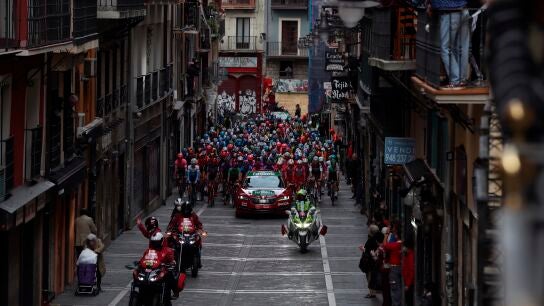  El pelot&oacute;n a su paso por la calle Estafeta de Pamplona durante la segunda etapa de la Vuelta Ciclista a Espa&ntilde;a con salida en Pamplona y llegada a Lekunberri, de 151,6km de recorrido