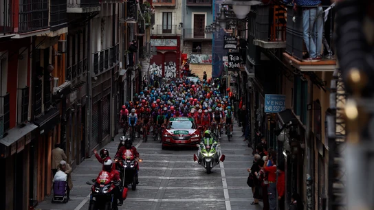 El pelotón a su paso por la calle Estafeta de Pamplona durante la segunda etapa de la Vuelta Ciclista a España con salida en Pamplona y llegada a Lekunberri, de 151,6km de recorrido El pelotón a su paso por la calle Estafeta de Pamplona durante la segunda etapa de la Vuelta Ciclista a España con salida en Pamplona y llegada a Lekunberri, de 151,6km de recorrido