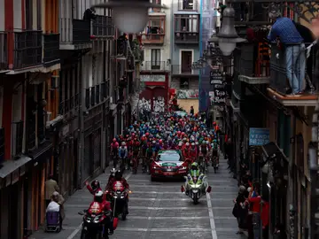 El pelotón a su paso por la calle Estafeta de Pamplona durante la segunda etapa de la Vuelta Ciclista a España con salida en Pamplona y llegada a Lekunberri, de 151,6km de recorrido El pelotón a su paso por la calle Estafeta de Pamplona durante la segunda etapa de la Vuelta Ciclista a España con salida en Pamplona y llegada a Lekunberri, de 151,6km de recorrido