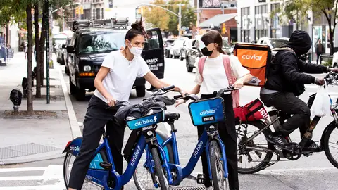 Katie Holmes paseando en bicicleta junto a su hija Suri Cruise Con bicicletas de alquiler por las calles de Nueva York