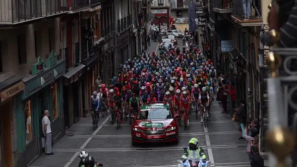 La Vuelta ciclista a Espa&ntilde;a pasa por Navarra, la comunidad m&aacute;s afectada por el coronavirus