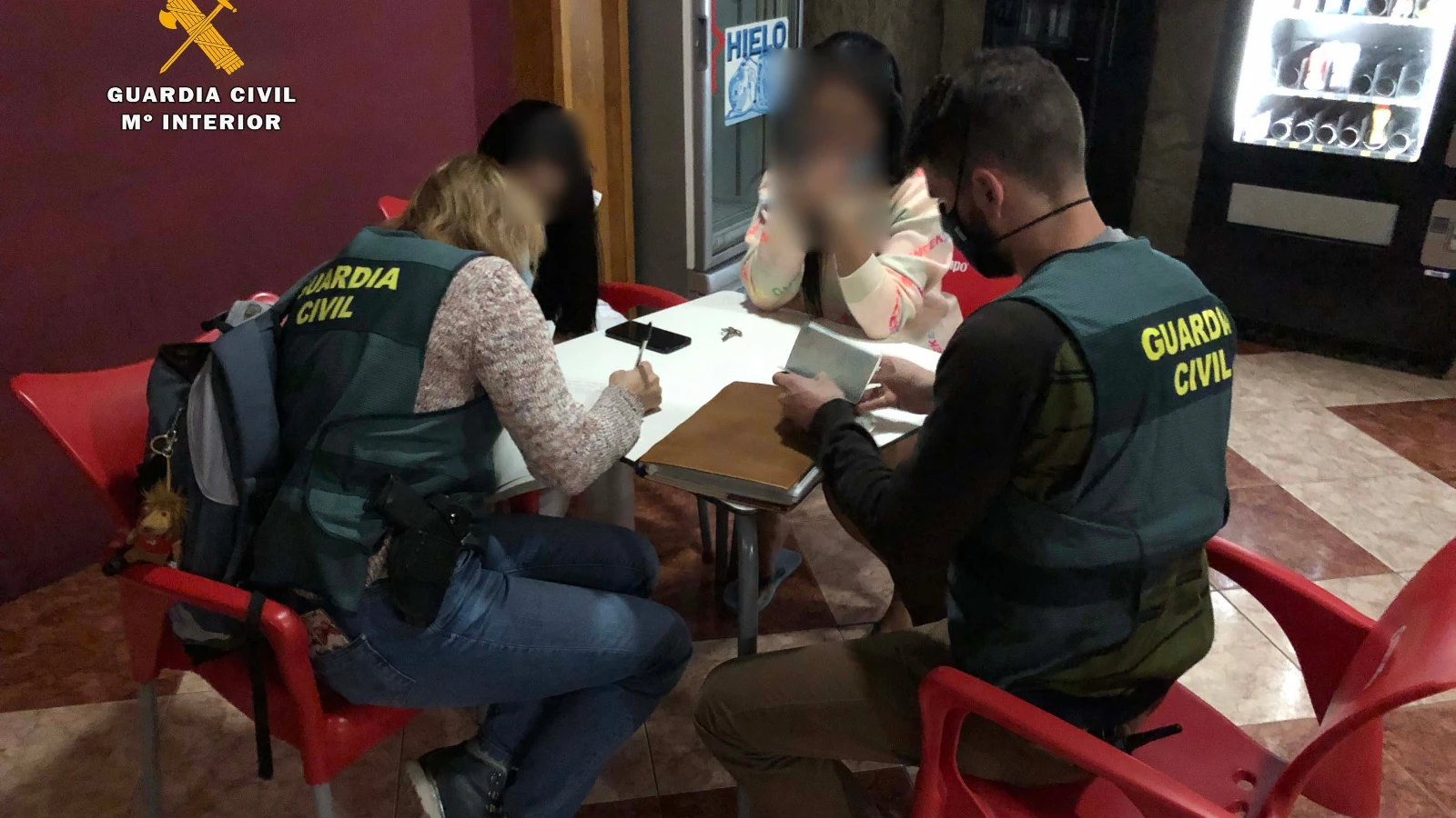 Imagen de la operación de la Guardia Civil en el club de alterne de Rincón de Soto Imagen de la operación de la Guardia Civil en el club de alterne de Rincón de Soto