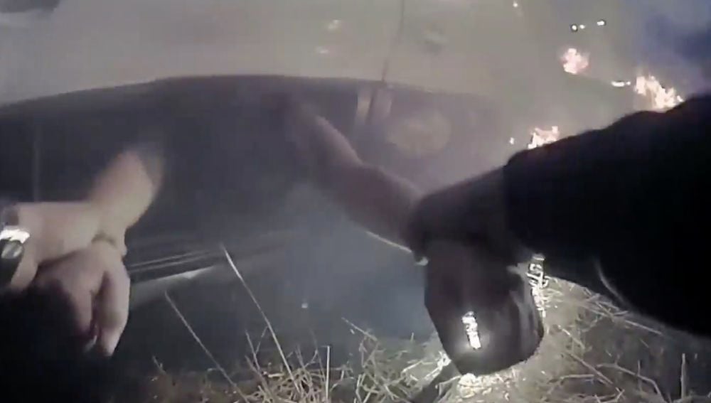 La Policía rescata a una mujer de un coche en llamas en California