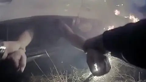 La Policía rescata a una mujer de un coche en llamas en California La Policía rescata a una mujer de un coche en llamas en California
