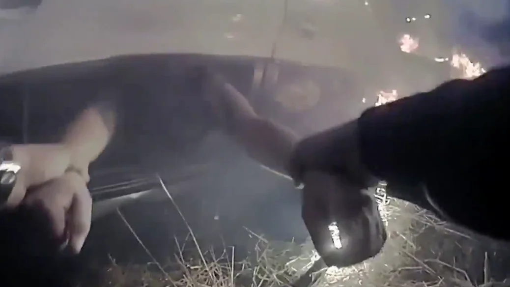 La Polic&iacute;a rescata a una mujer de un coche en llamas en California