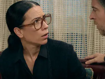 Manolita descubre un objeto ajeno y sospechoso en la revista con la foto del cadáver de Marisol Manolita descubre un objeto ajeno y sospechoso en la revista con la foto del cadáver de Marisol