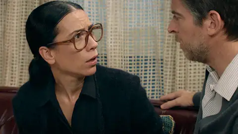 Manolita descubre un objeto ajeno y sospechoso en la revista con la foto del cadáver de Marisol Manolita descubre un objeto ajeno y sospechoso en la revista con la foto del cadáver de Marisol