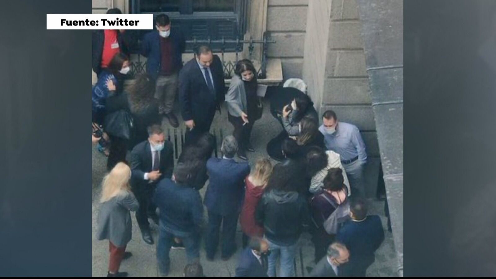 La polémica imagen de Adriana Lastra y José Luis Ábalos fumando sin guardar distancia y sin mascarilla contra el coronavirus