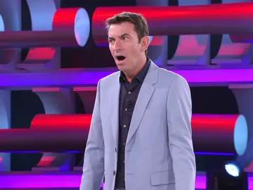 Arturo Valls, flipado con la joya de la colección de una concursante de ‘¡Ahora caigo!’: “Vale 1.800 euros” Arturo Valls, flipado con la joya de la colección de una concursante de ‘¡Ahora caigo!’: “Vale 1.800 euros”