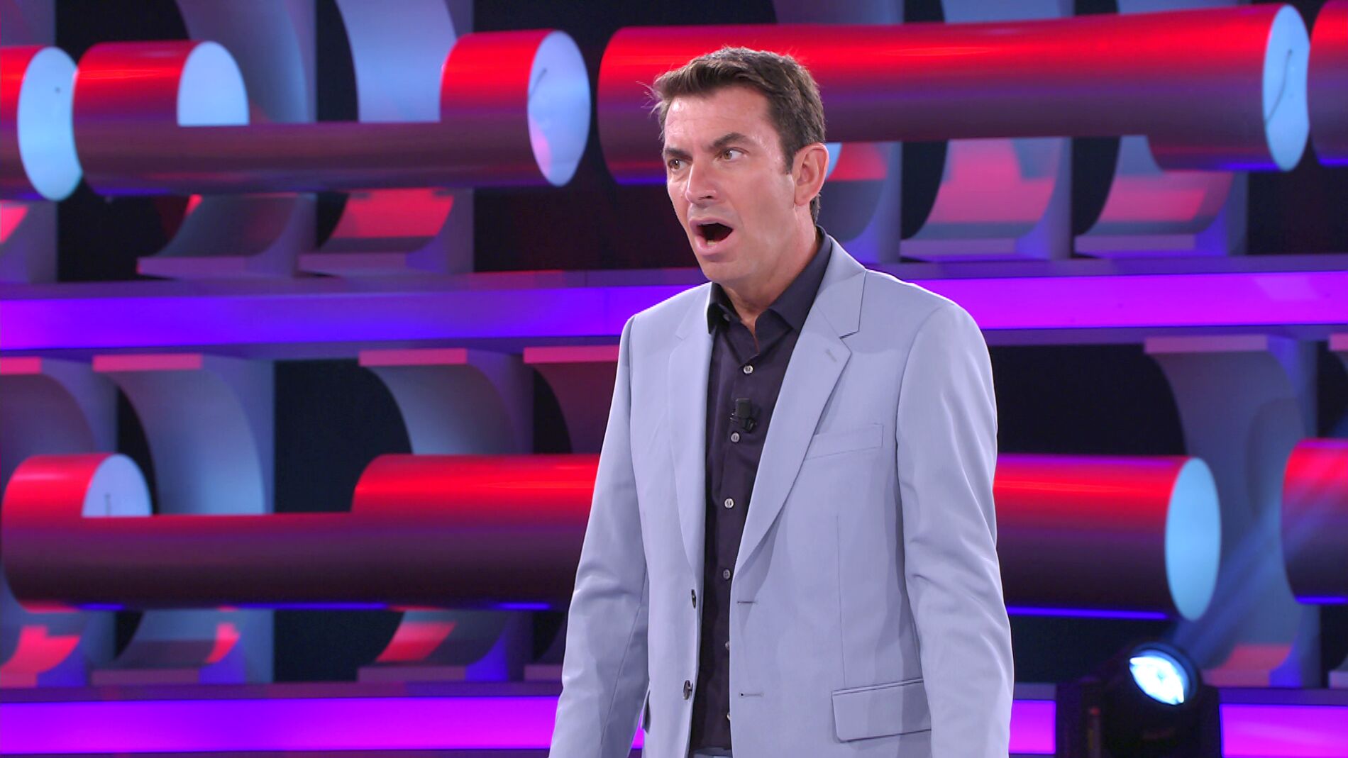 Arturo Valls, flipado con la joya de la colección de una concursante de ‘¡Ahora caigo!’: “Vale 1.800 euros”