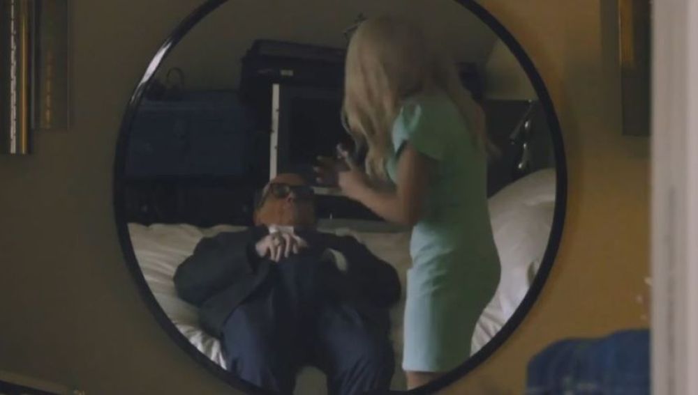  La polémica imagen del abogado de Donald Trump tocándose los genitales tras entrevistarse con una joven