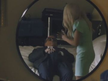 La polémica imagen del abogado de Donald Trump tocándose los genitales tras entrevistarse con una joven La polémica imagen del abogado de Donald Trump tocándose los genitales tras entrevistarse con una joven