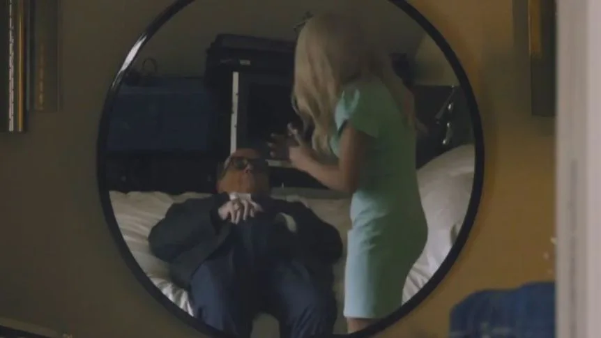  La pol&eacute;mica imagen del abogado de Donald Trump toc&aacute;ndose los genitales tras entrevistarse con una joven