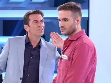 El surrealista momento en el que una llamada interrumpe a Arturo Valls en pleno ‘¡Ahora caigo!’ El surrealista momento en el que una llamada interrumpe a Arturo Valls en pleno ‘¡Ahora caigo!’