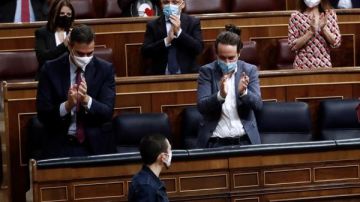 Pedro Sánchez y Pablo Iglesias aplauden a Aina Vidal en su regreso al Congreso