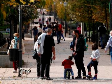 Varios vecinos pasean en el Barrio del Puerto, en Coslada (Madrid)