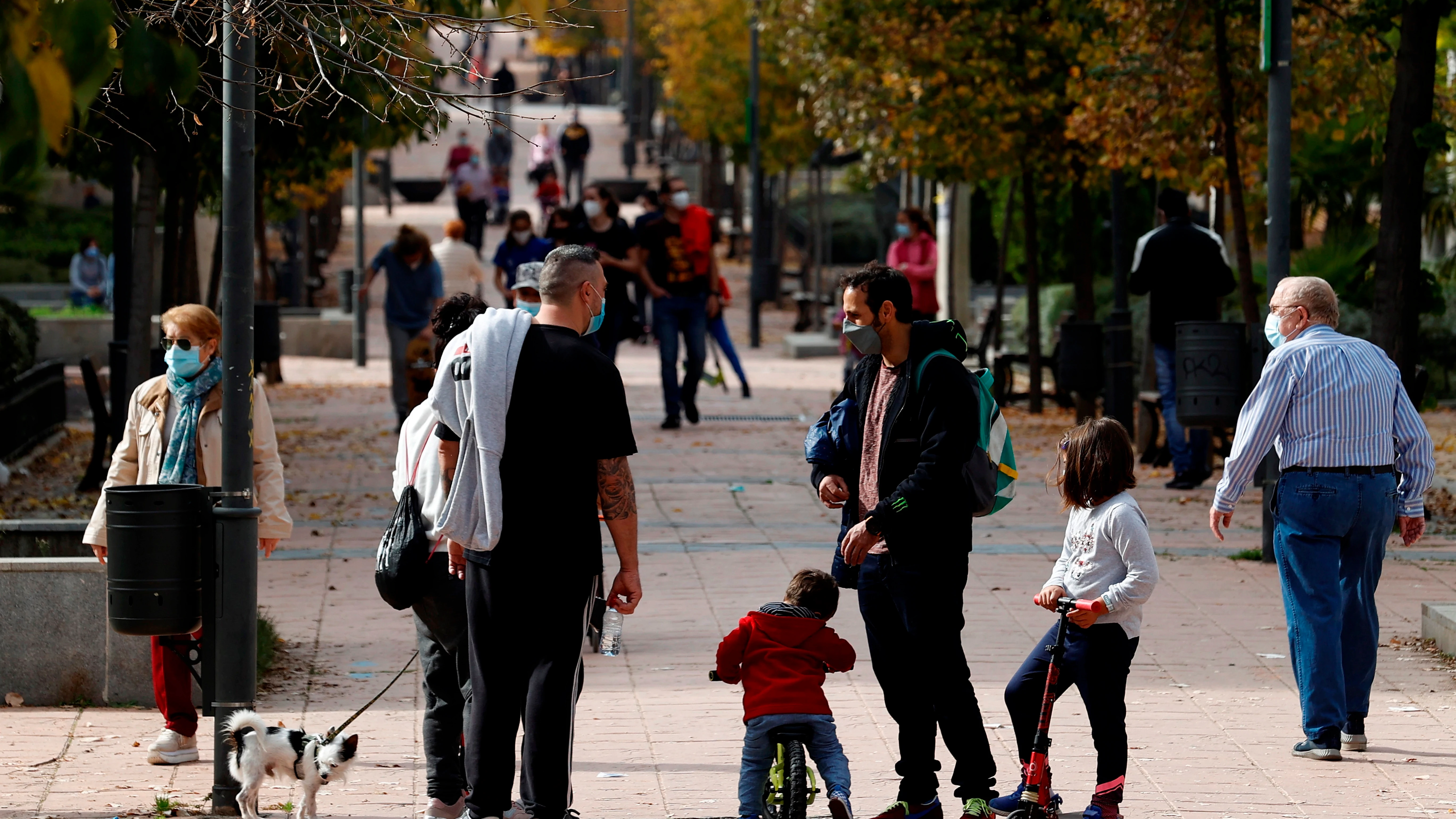Varios vecinos pasean en el Barrio del Puerto, en Coslada (Madrid)