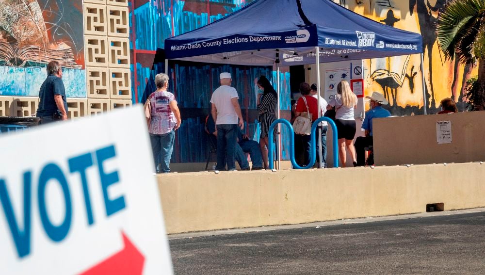 Los votantes esperan en fila para emitir sus votos en Florida