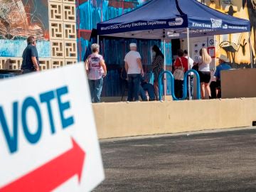 Los votantes esperan en fila para emitir sus votos en Florida