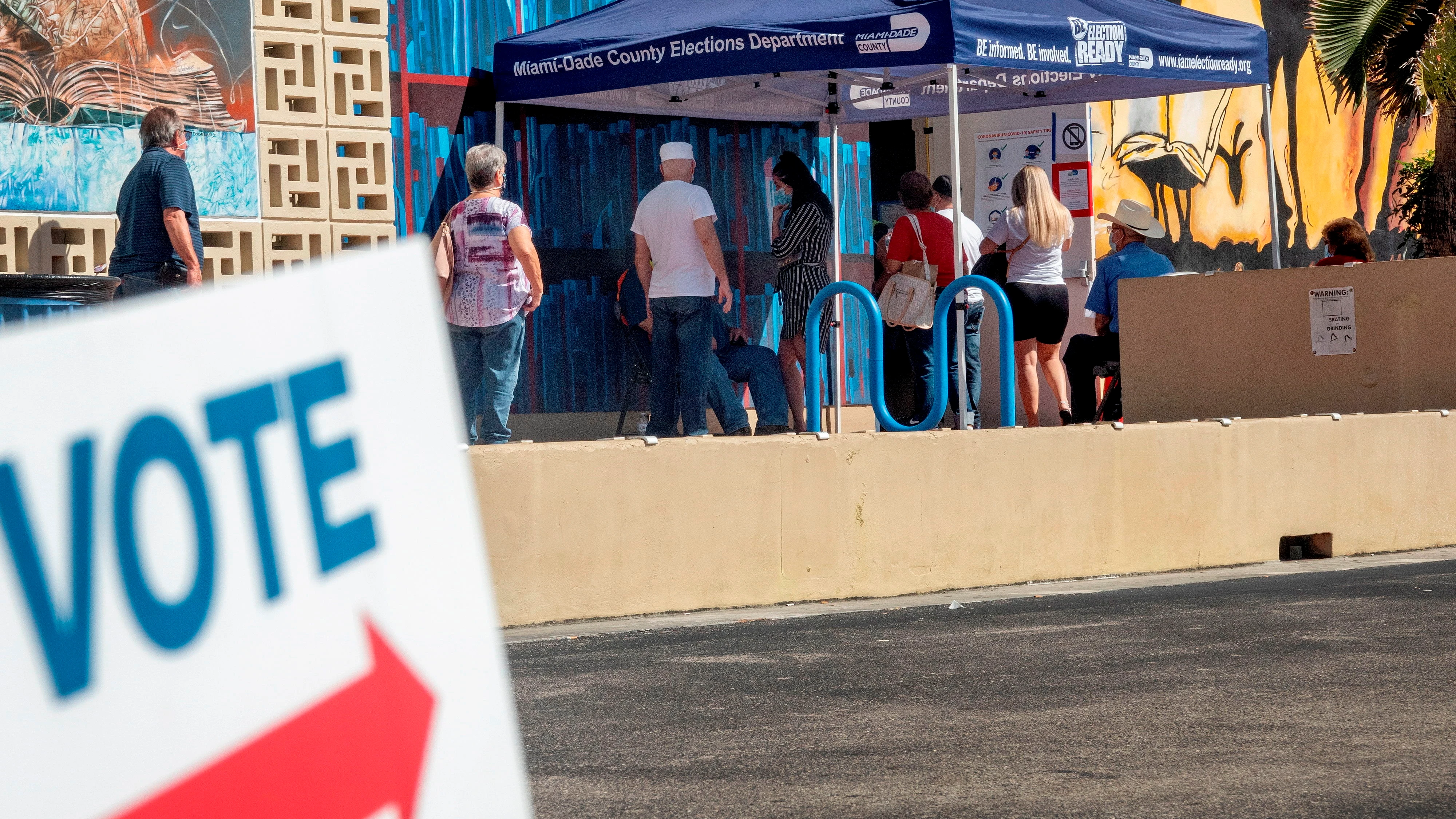 Los votantes esperan en fila para emitir sus votos en Florida Los votantes esperan en fila para emitir sus votos en Florida