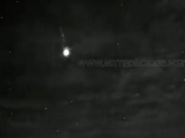 La roca de un cometa impacta en la atmósfera generando una gran bola de fuego