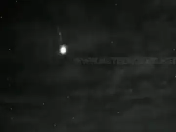 La roca de un cometa impacta en la atmósfera generando una gran bola de fuego La roca de un cometa impacta en la atmósfera generando una gran bola de fuego