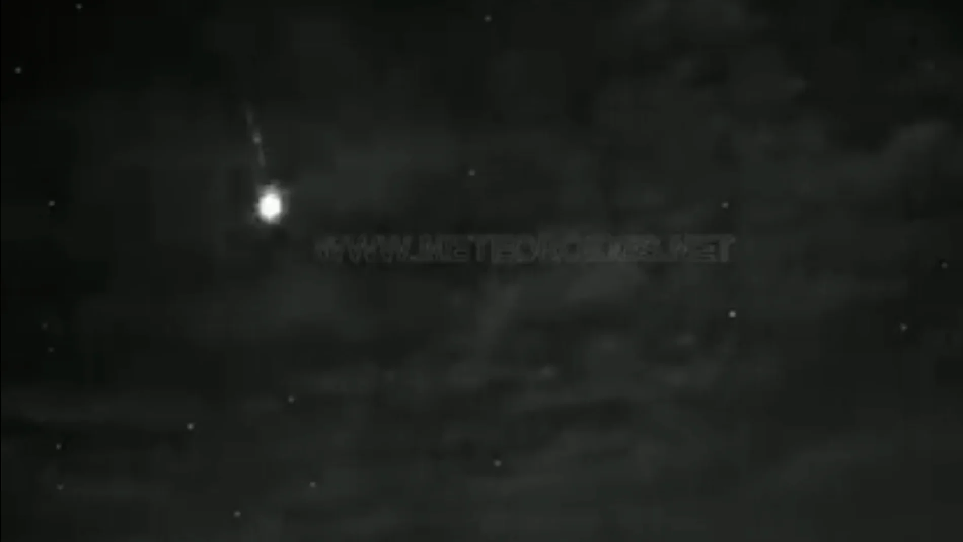 La roca de un cometa impacta en la atmósfera generando una gran bola de fuego La roca de un cometa impacta en la atmósfera generando una gran bola de fuego