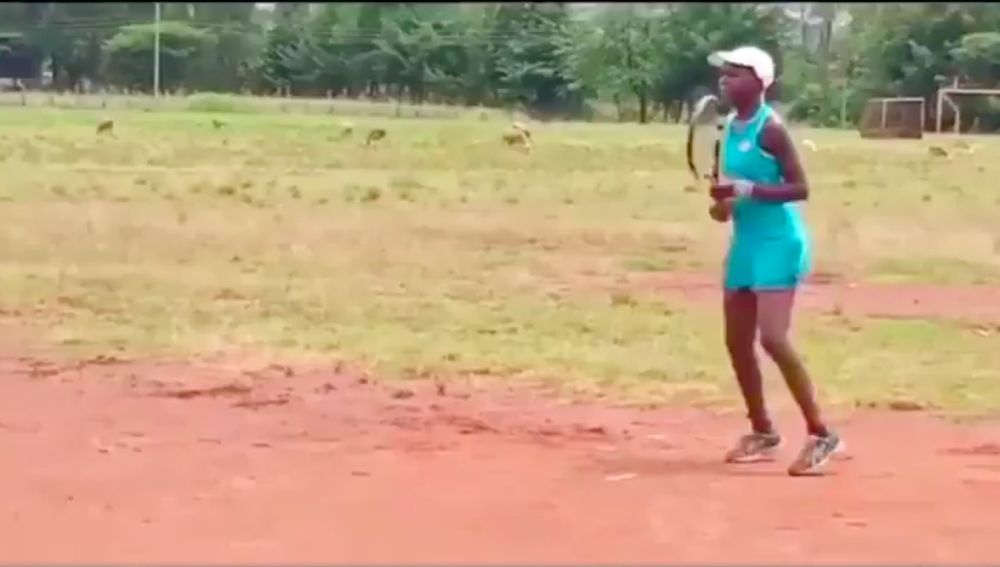 Linda Serena Machimbo entrenando en un campo de tierra