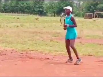 Linda Serena Machimbo entrenando en un campo de tierra