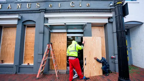 Un comercio coloca tablones en su escaparate en Washington Un comercio coloca tablones en su escaparate en Washington