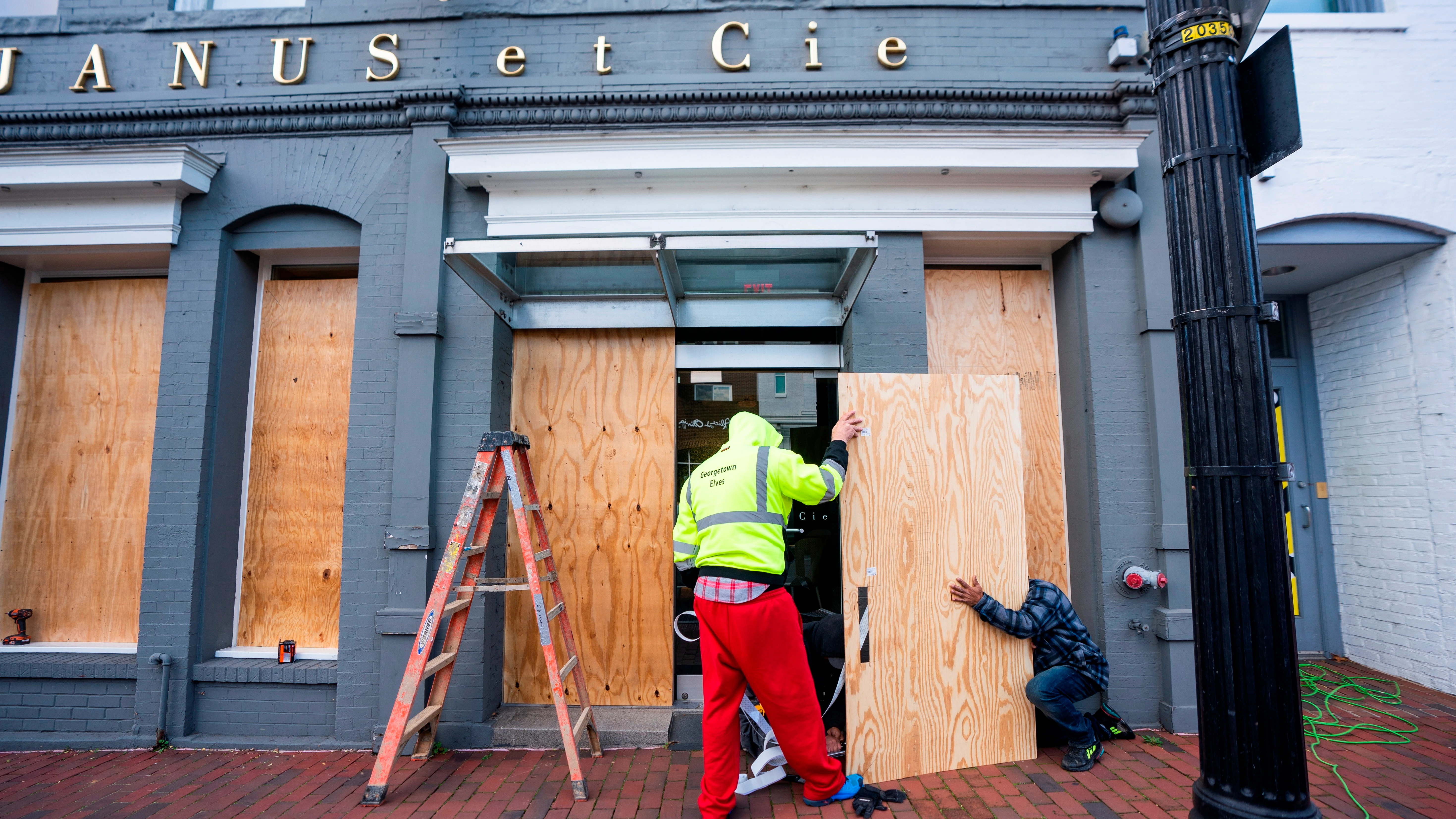 Un comercio coloca tablones en su escaparate en Washington