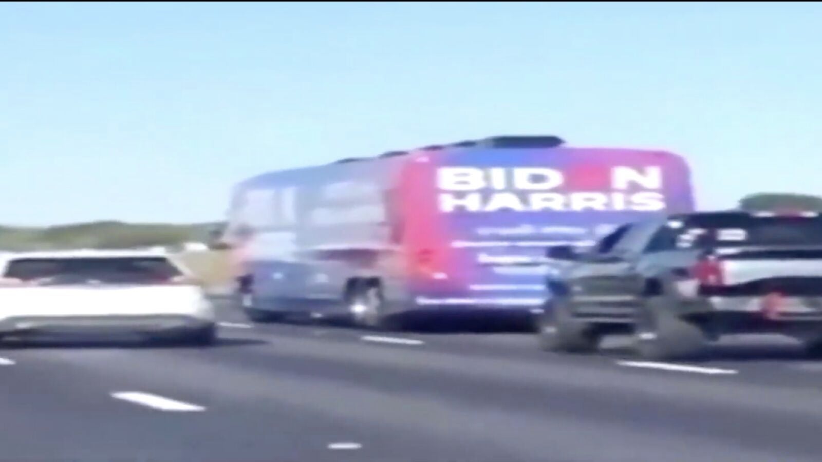 Simpatizantes de Donald Trump rodean y persiguen un autobús de Joe Biden y Kamala Harris 