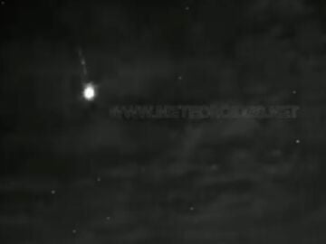 La roca de un cometa impacta sobre la atmósfera generando una gran bola de fuego