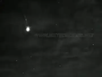 La roca de un cometa impacta sobre la atmósfera generando una gran bola de fuego La roca de un cometa impacta sobre la atmósfera generando una gran bola de fuego