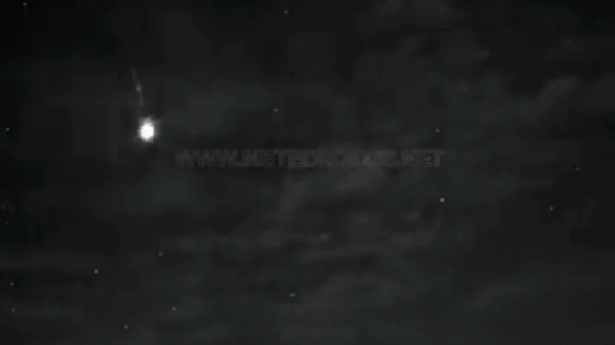 La roca de un cometa impacta sobre la atmósfera generando una gran bola de fuego Bola de fuego