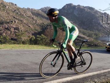 Roglic gana la 'crono' de Ézaro y recupera el liderato de la Vuelta a España