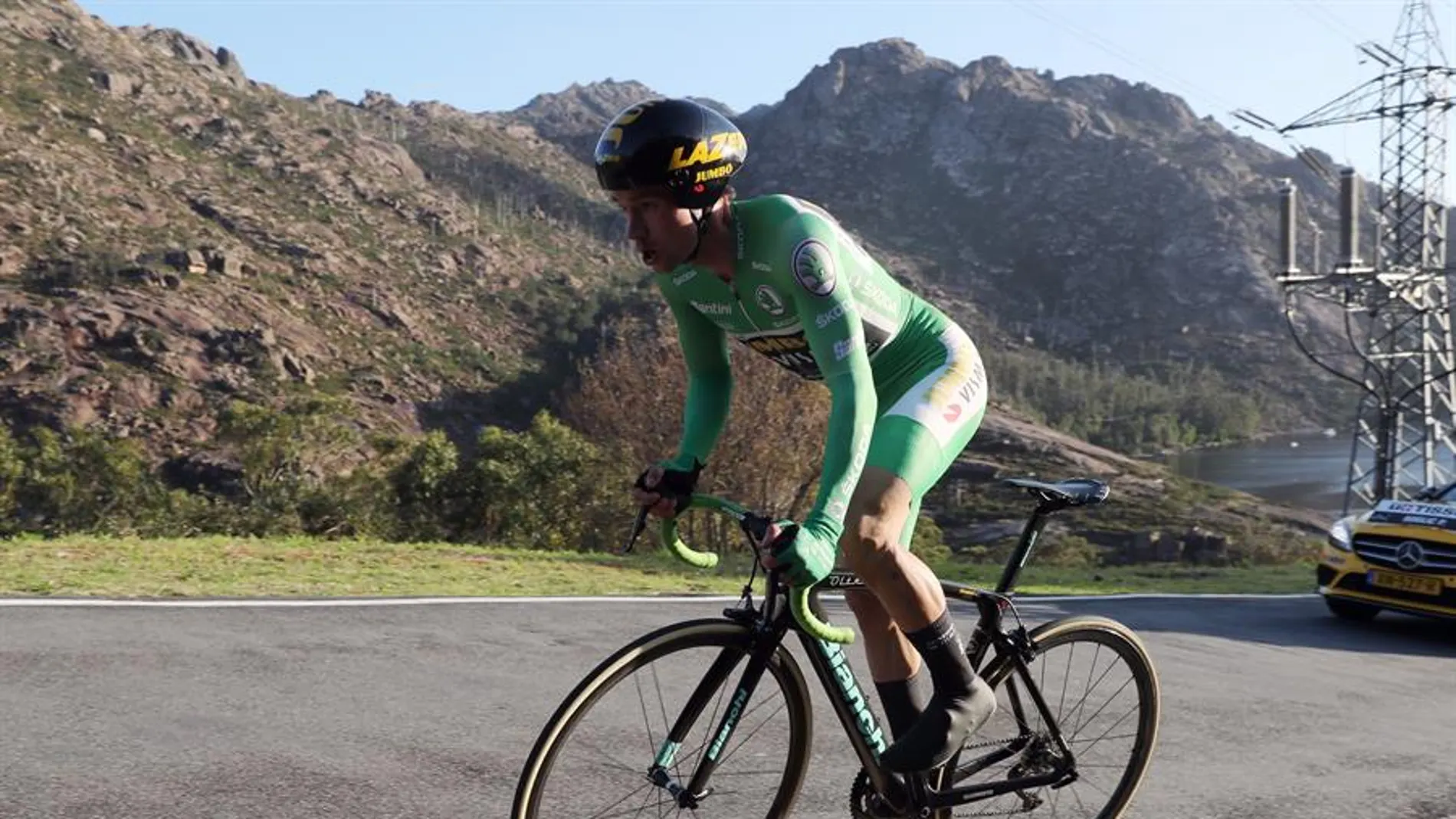 Roglic gana la 'crono' de Ézaro y recupera el liderato de la Vuelta a España Roglic gana la 'crono' de Ézaro y recupera el liderato de la Vuelta a España