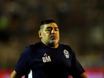 Diego Maradona padece un hematoma subdural en la cabeza y tendrá que ser intervenido quirúrgicamente en las próximas horas esta misma noche. Diego Maradona padece un hematoma subdural en la cabeza y tendrá que ser intervenido quirúrgicamente en las próximas horas esta misma noche.