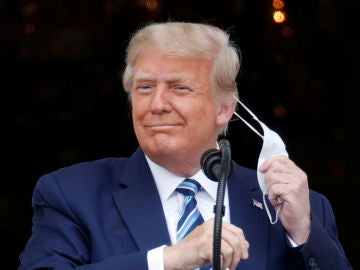 Donald Trump se quita la mascarilla