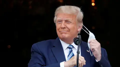 Donald Trump se quita la mascarilla Donald Trump se quita la mascarilla