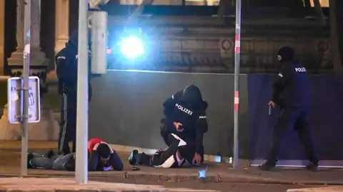 La policía de Viena tras la cadena de atentados terroristas La policía de Viena tras la cadena de atentados terroristas